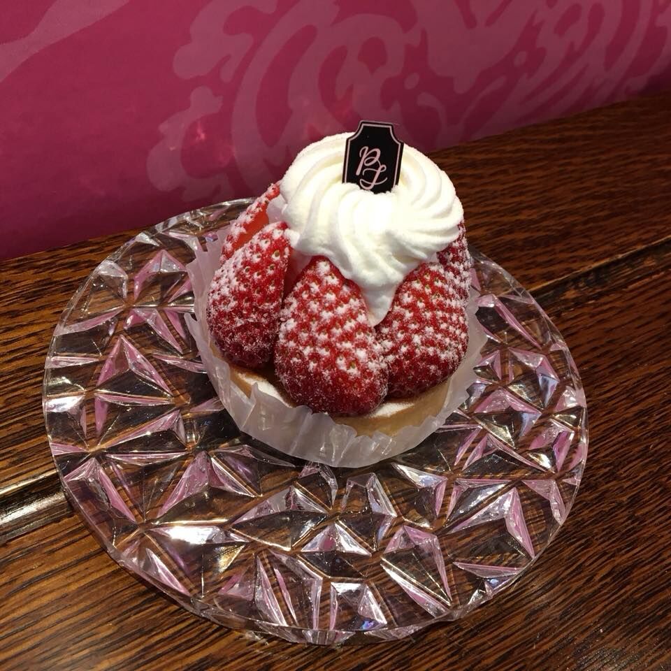 いちごのタルトと、フルーツのタルトのご紹介。